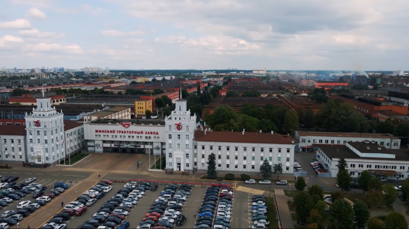 Алесь Залевский вместе с Ильей Варламовым сделали кино о Беларуси. Там есть колхозы, КГБ, Чернобыль, Мидовг и даже Шушкевич с Тихановской