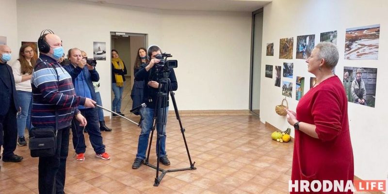 Фотовыставку Наталии Дорош "Карані" открыли в Вильнюсе. Снимки смотрели под стихи Ларисы Гениюш