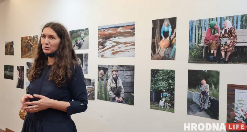 Фотовыставку Наталии Дорош "Карані" открыли в Вильнюсе. Снимки смотрели под стихи Ларисы Гениюш