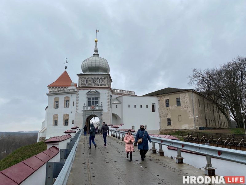 Старый замок наконец открыли. Смотрите, как он сейчас выглядит снаружи и внутри