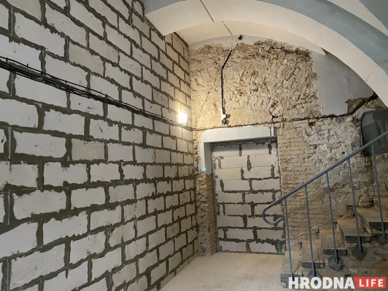 Старый замок наконец открыли. Смотрите, как он сейчас выглядит снаружи и внутри