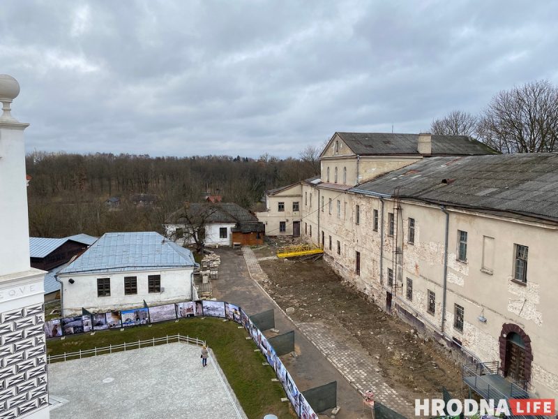 Старый замок наконец открыли. Смотрите, как он сейчас выглядит снаружи и внутри