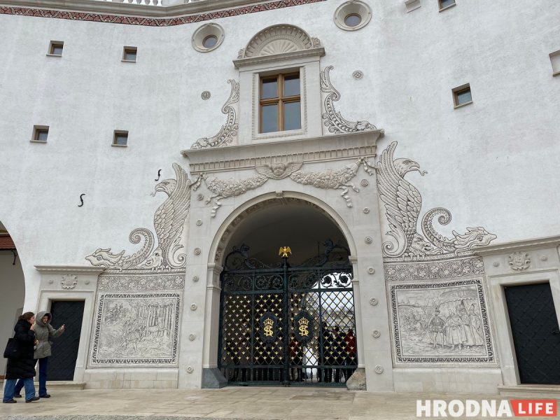 Старый замок наконец открыли. Смотрите, как он сейчас выглядит снаружи и внутри