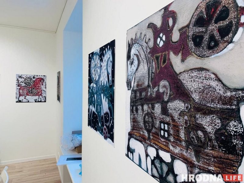 “Калядныя конікі”: выстава ў Вільні натхніла стварыць віншавальныя паштоўкі