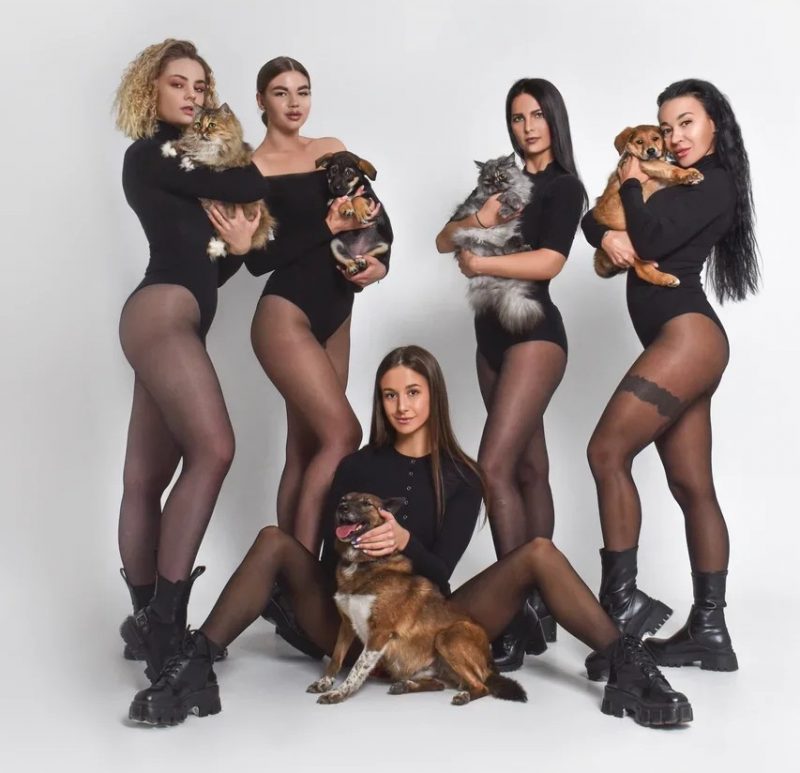 Помочь “хвостикам” и сделать мир лучше. Гродненки провели акцию в поддержку приюта для животных и сфотографировались с его подопечными Девушки из творческого коворкинга "Найла" с животными из приюта