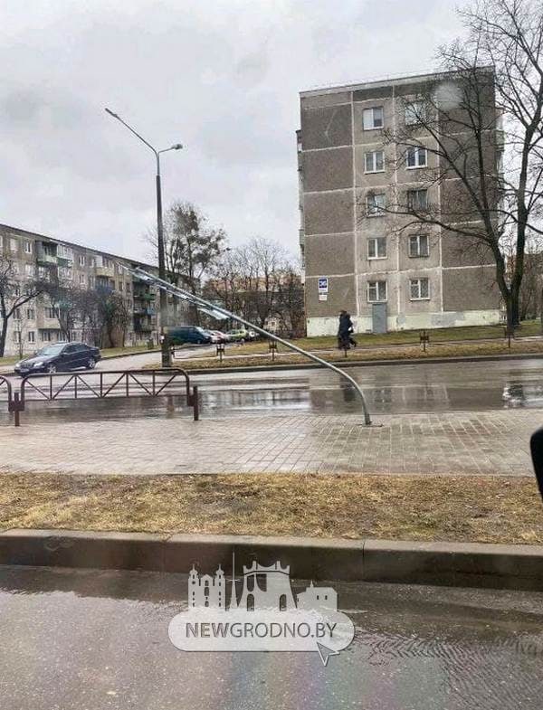 На Горновых с Mcdonald's сорвало крышу, а на Горького фонарь упал на автомобиль. Что еще пострадало в Гродно от мощного ветра