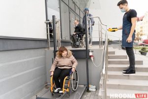 Кофе в Гродно не для всех. Волонтеры в инвалидных колясках протестировали городской общепит на доступность кафе Гродно, безбарьерная среда, доступность, пандусы