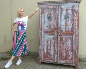 Стол-книга из БССР, тумба из ГДР и “харизматичный кот”. Гродненка реставрирует винтажную мебель и создает арт-объекты, которые “выбирают ее сами” Дизайнерка Светлана Пинчук и шкаф, который "бросил ей вызов" / реставрация мебели в Гродно