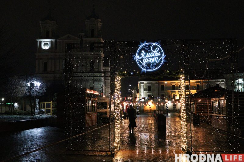 Дед Мороз – новичок, обещания грога и ламповость. На Советской заработала “европейская” рождественская ярмарка «Зімовы фэст»