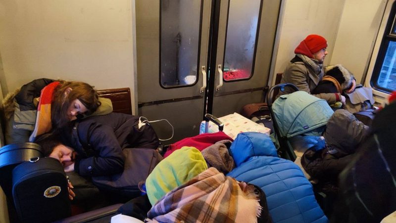 "Нашы мужыкі тут паміраюць, а вы сваіх вывозіце”. Як беларусы ўцякалі ад вайны ва Украіне