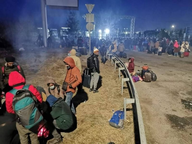 "Нашы мужыкі тут паміраюць, а вы сваіх вывозіце”. Як беларусы ўцякалі ад вайны ва Украіне