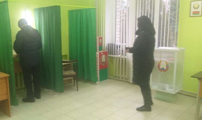 “Калі не забяспечана таямніца, то гэта не галасаванне”. Якія парушэнні былі ў Гродне ў першы дзень рэферэндуму