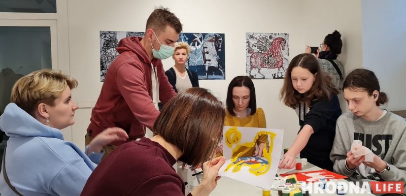 Майстар-клас па маляванні калядных конікаў на адкрыцці выставы ў "Цэнтры беларускай супольнасці і культуры" ў Вільні