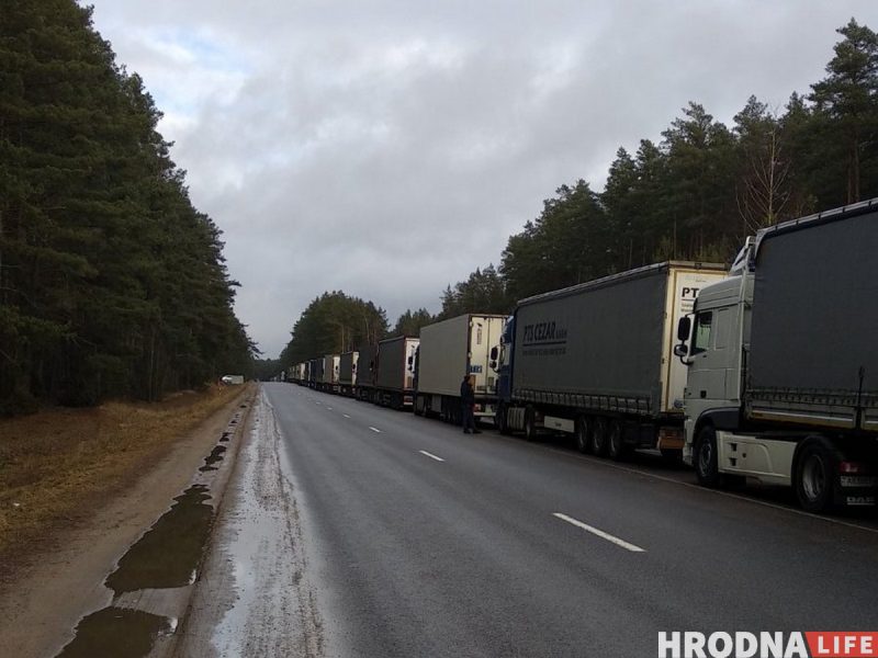 Белорусские фуры спешат выехать из Евросоюза. На границе многокилометровая очередь