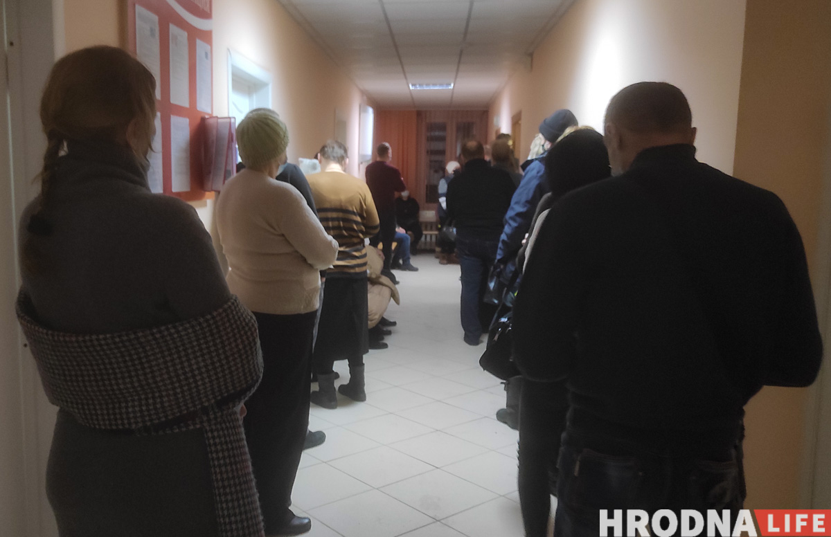 "Отправили спасать мир". Гродненские студентки рассказали, как работают в поликлиниках и почему не отправляют на тесты