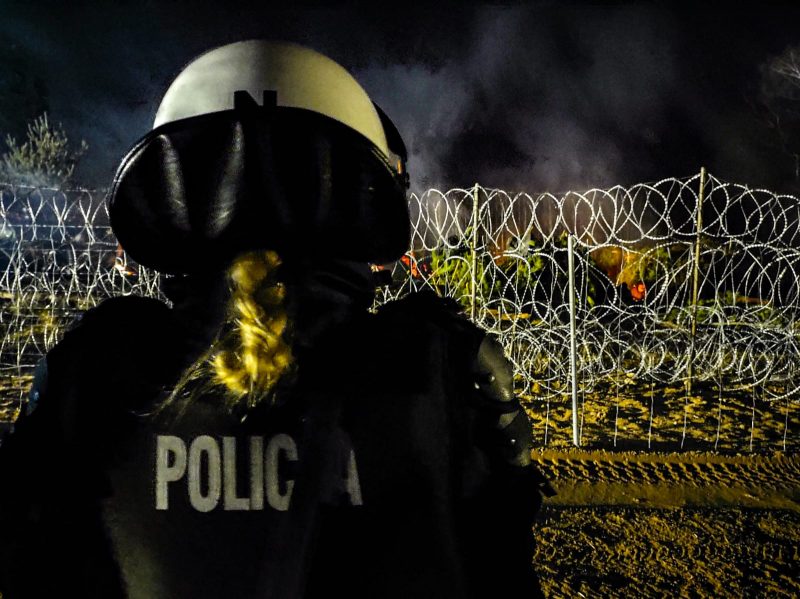 Ситуация на границе: гибель солдата, новые прорывы и очередь почти до Белостока Польская паліцыя ахоўвае мяжу з Беларуссю. Фота: podlaskaPolicja