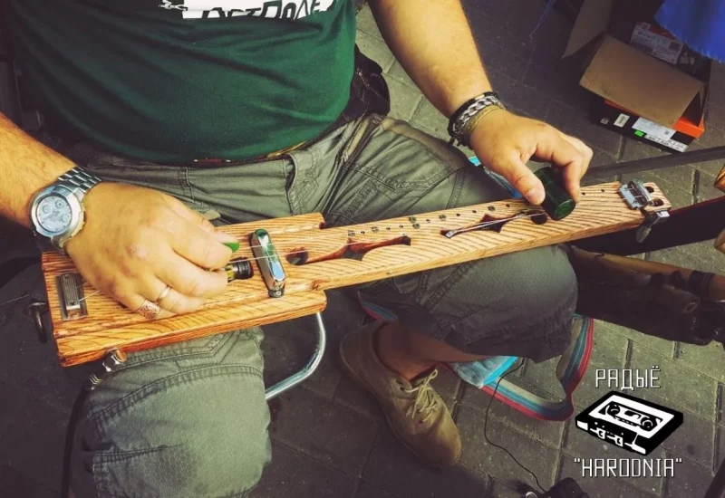 Ножка от телевизора и ящик из-под сигар. Мастер из Лиды почти 30 лет делает необычные инструменты