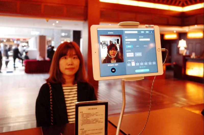 Удобство или тотальный контроль? В Беларуси вводят систему оплаты по лицу