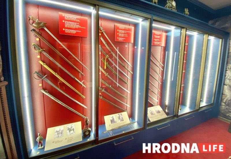 Холодное оружие, рыцарские доспехи и семейные реликвии. Бывший директор мясокомбината открыл в Гродно галерею-музей