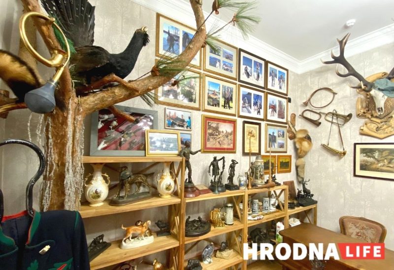 Холодное оружие, рыцарские доспехи и семейные реликвии. Бывший директор мясокомбината открыл в Гродно галерею-музей