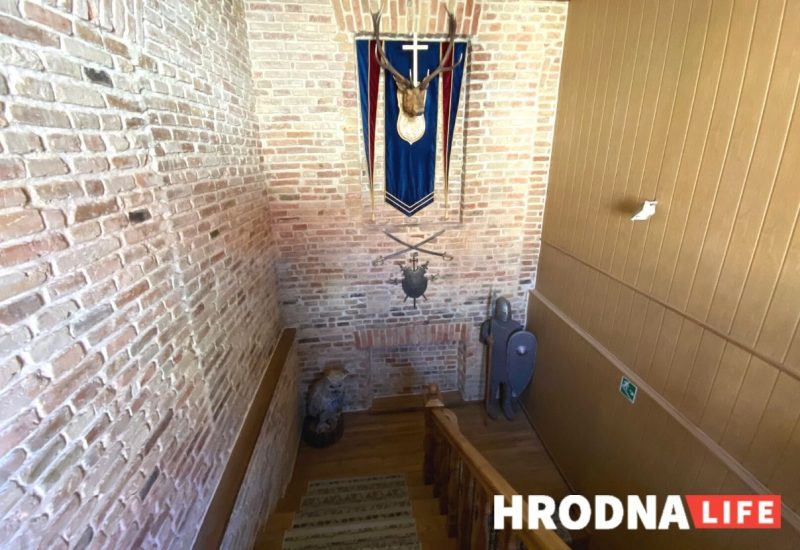 Холодное оружие, рыцарские доспехи и семейные реликвии. Бывший директор мясокомбината открыл в Гродно галерею-музей