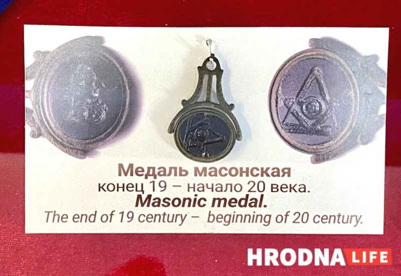 Холодное оружие, рыцарские доспехи и семейные реликвии. Бывший директор мясокомбината открыл в Гродно галерею-музей