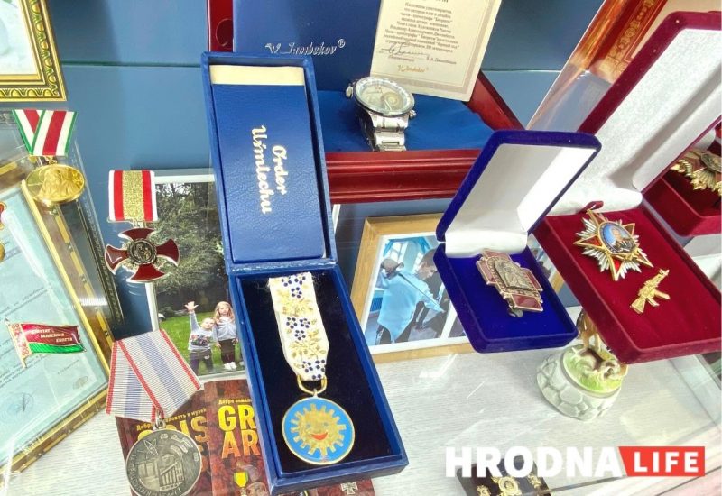 Холодное оружие, рыцарские доспехи и семейные реликвии. Бывший директор мясокомбината открыл в Гродно галерею-музей