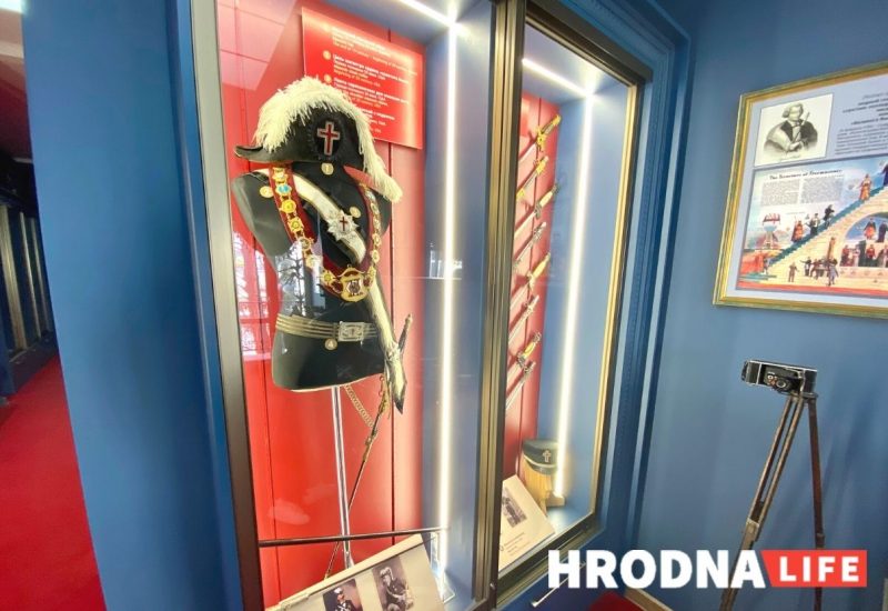 Холодное оружие, рыцарские доспехи и семейные реликвии. Бывший директор мясокомбината открыл в Гродно галерею-музей