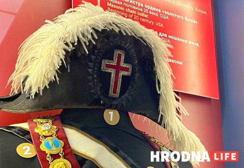 Холодное оружие, рыцарские доспехи и семейные реликвии. Бывший директор мясокомбината открыл в Гродно галерею-музей