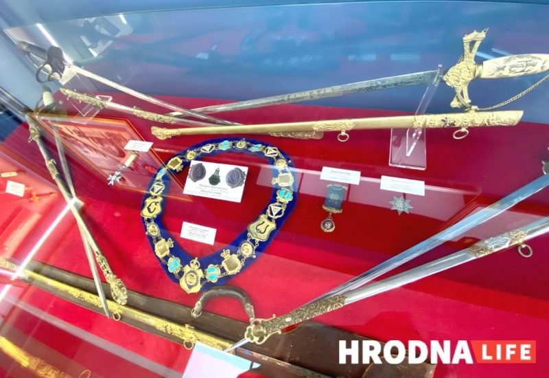 Холодное оружие, рыцарские доспехи и семейные реликвии. Бывший директор мясокомбината открыл в Гродно галерею-музей