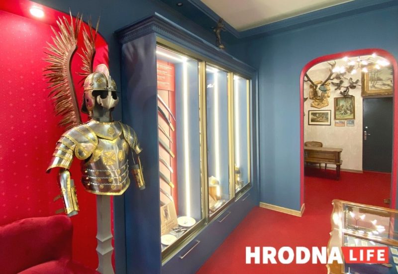 Холодное оружие, рыцарские доспехи и семейные реликвии. Бывший директор мясокомбината открыл в Гродно галерею-музей