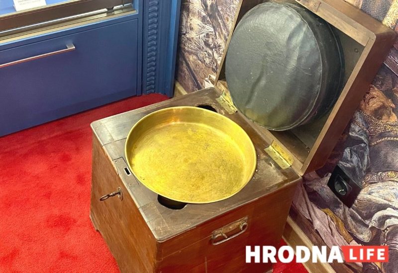 Холодное оружие, рыцарские доспехи и семейные реликвии. Бывший директор мясокомбината открыл в Гродно галерею-музей