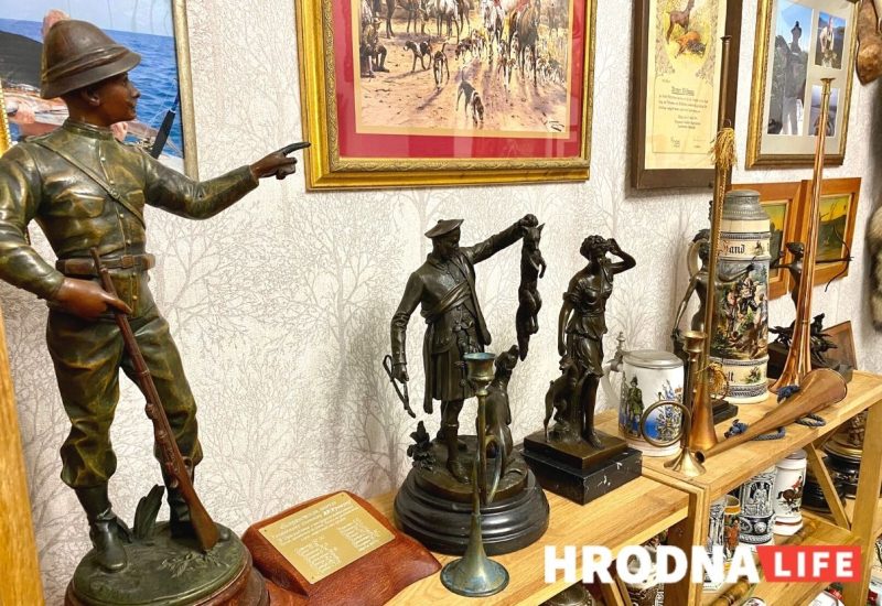 Холодное оружие, рыцарские доспехи и семейные реликвии. Бывший директор мясокомбината открыл в Гродно галерею-музей