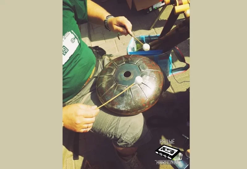 Ножка от телевизора и ящик из-под сигар. Мастер из Лиды почти 30 лет делает необычные инструменты