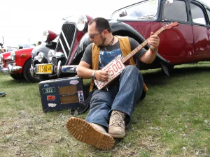 Ножка ад тэлевізара і скрыня з-пад сігар. Майстар з Ліды амаль 30 год вырабляе незвычайныя інструменты Ножка ад тэлевізара і скрыня з-пад сігар. Майстар з Ліды амаль 30 год вырабляе незвычайныя інструменты