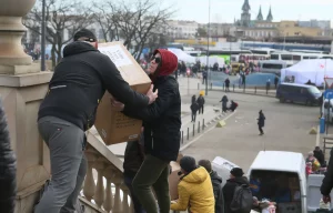 Валанцёрства, руціна і візіты СБУ: як жывуць беларусы, якія засталіся ва Украіне нягледзячы на вайну Львов, Украина: 9 марта 2022 года - Волонтеры работают на территории Центра беженцев во Львове — Фото автора Fotoreserg