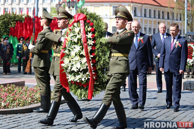 Феерверк, адмыты танк і тысячы сцягоў. Як у Гродне рыхтуюцца да Першамаю і Дню Перамогі Феерверк, адмыты танк і тысячы сцягоў. Як у Гродне рыхтуюцца да Першамаю і Дню Перамогі