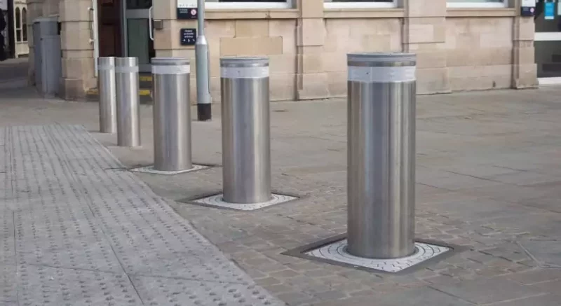 Замест гранітных слупкоў з'явяцца боларды: як абмяжуюць рух на Савецкай вуліцы ў Гродне