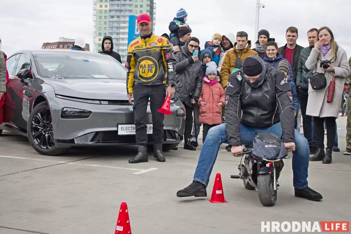Пробег, конкурсы и электромобили. В Гродно открыли мотосезон 2022