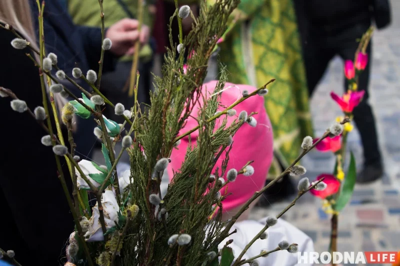 З беларускімі "коцікамі" замест пальмавых галінак. Праваслаўныя ў Гродне адзначылі Вербную нядзелю