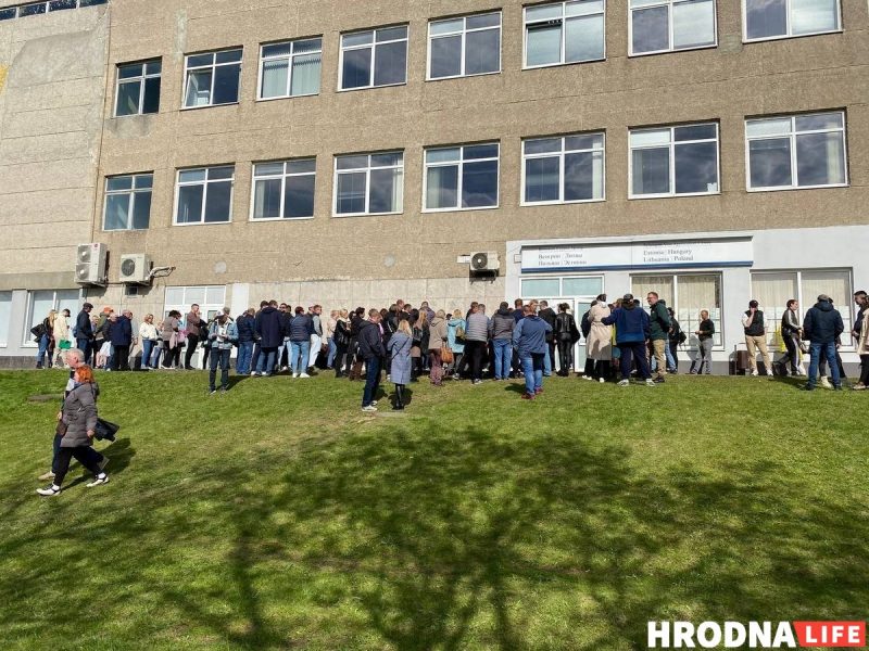 У візавым цэнтры ў Гродне спынілі прымаць дакументы па жывой чарзе. У чарзе стаяла па 100 чалавек штодня