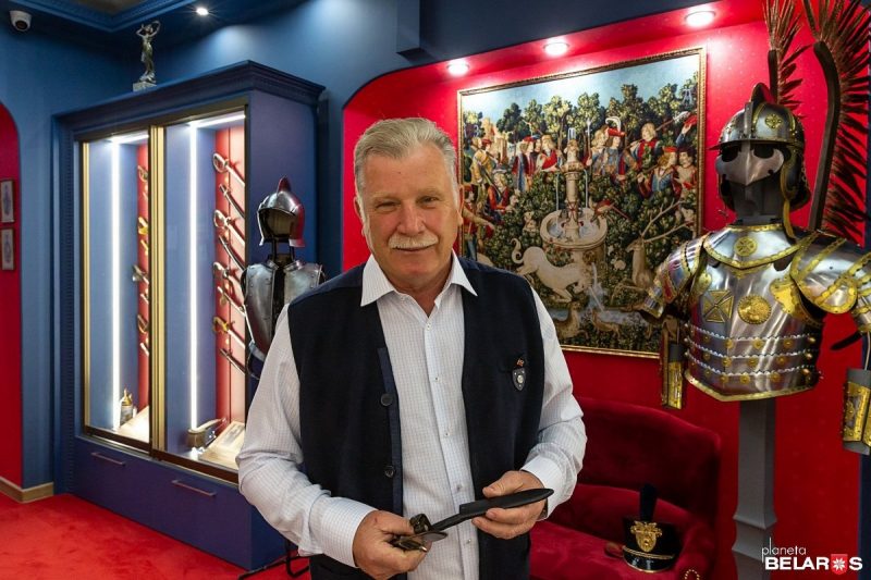 Бацькава шабля, дзедава шашка і бераставіцкі воўк. Анатоль Грышук распавёў, як сямейная гісторыя стала гарадскім музеем Анатолий Гришук, создатель музея "Гришук Арсенал" в Гродно