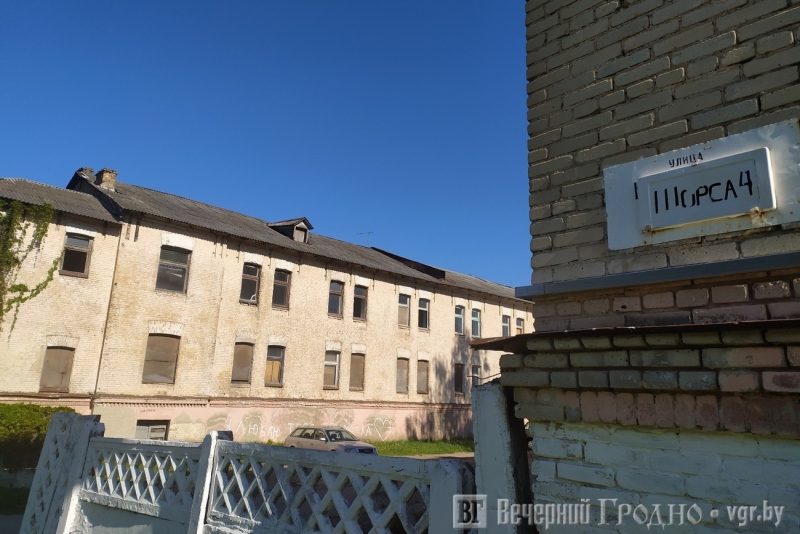 Са зніжкай 80%: на Шчорса нарэшце прадалі былыя казармы, там будуць кватэры для “маладога спажыўца”