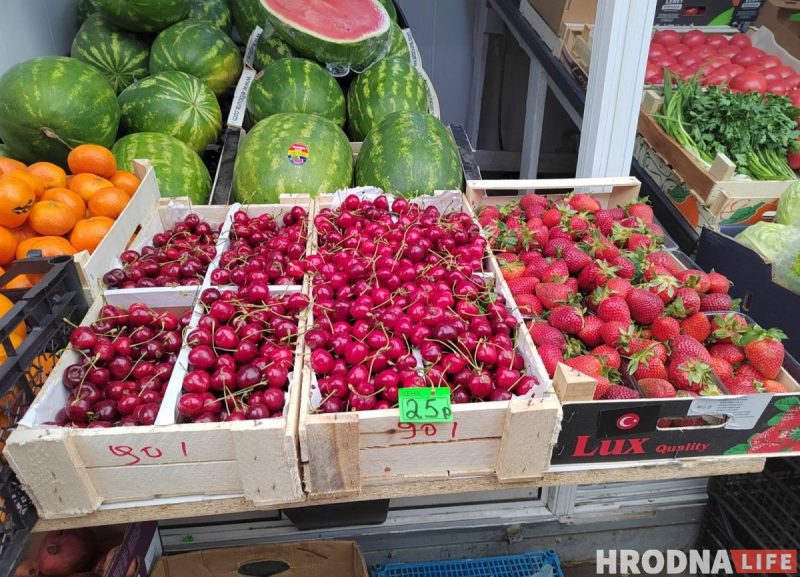 Черешня, клубника и арбузы на мини-рынке "Принеманский" ("Брест")