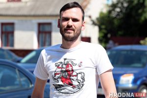 На айцішніка з Гродна завялі крымінальную справу. Падчас пратэстаў ён стаў на калені каля аблвыканкама Владимир Родченко. Работает в одной из IT-компаний Гродно. Фото: Руслан Кулевич