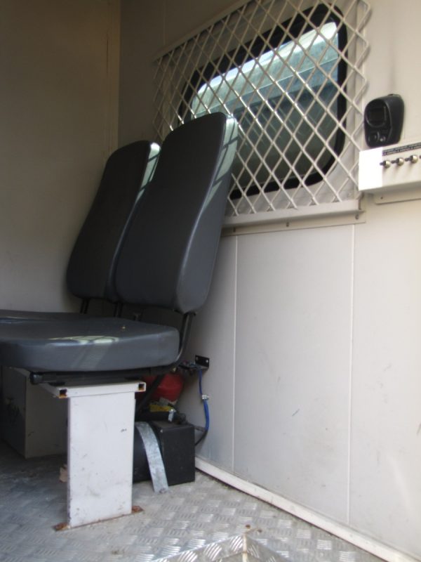 Купить автозак за 11 000 рублей, либо милицейский УАЗик за 6000. Какую старую технику продают государственные учреждения