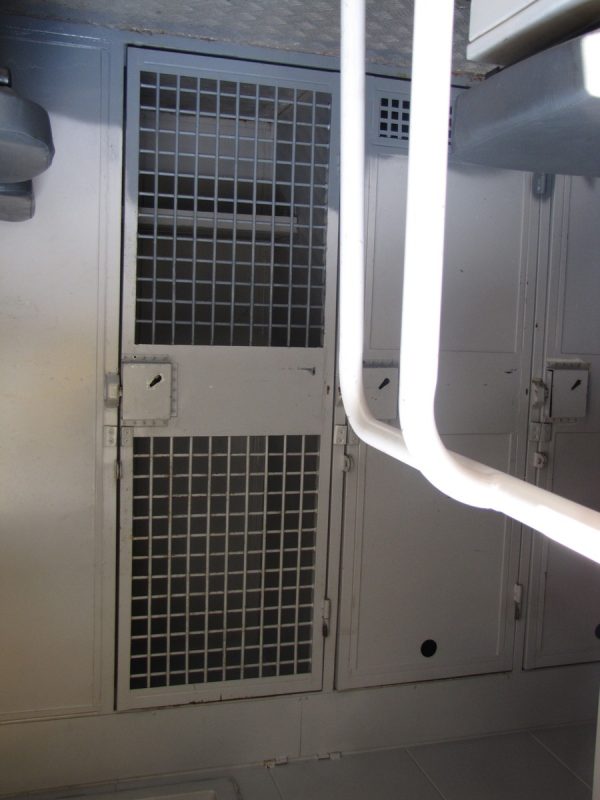 Купить автозак за 11 000 рублей, либо милицейский УАЗик за 6000. Какую старую технику продают государственные учреждения