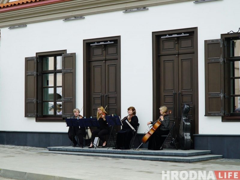 "Он подвергается критике, но это первый такой проект". На Замковой открыли "Дом рыбака"