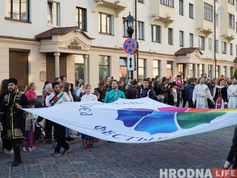 "Каравай гасціннасці" - каждой нации. XIII Фестиваль национальных культур открыла колонна во главе с барабанщиками