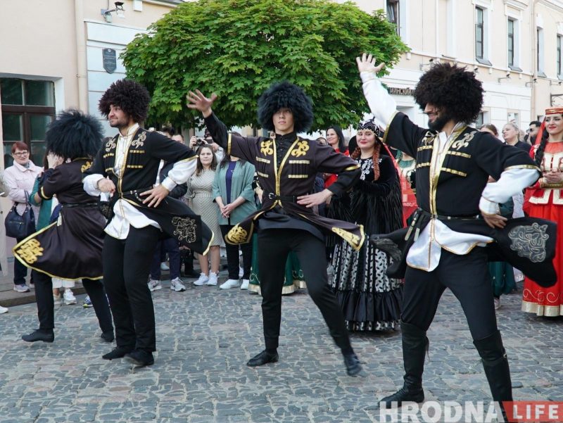 "Каравай гасціннасці" - каждой нации. XIII Фестиваль национальных культур открыла колонна во главе с барабанщиками